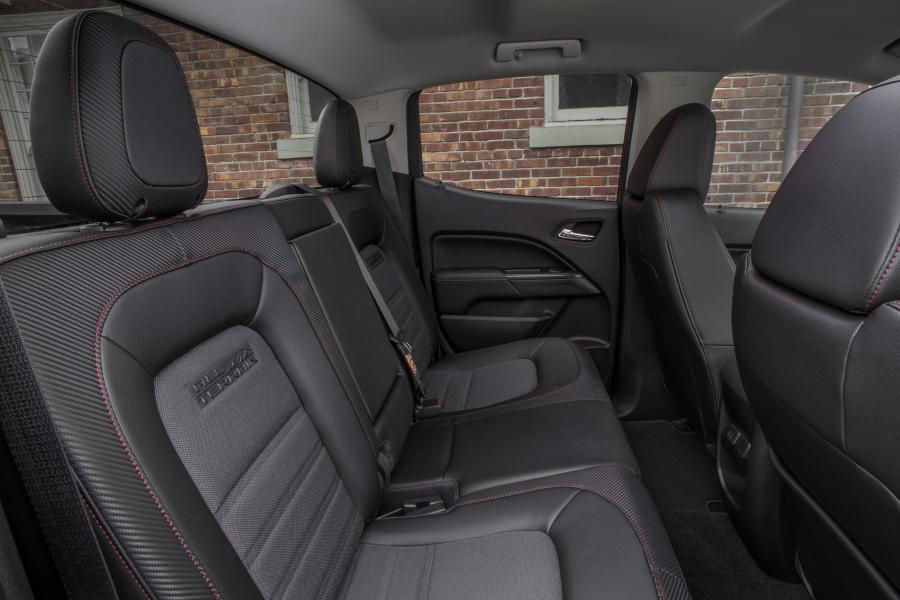  GMC Canyon All Terrain Crew Cab 2015 года  (фото 10 из 21)